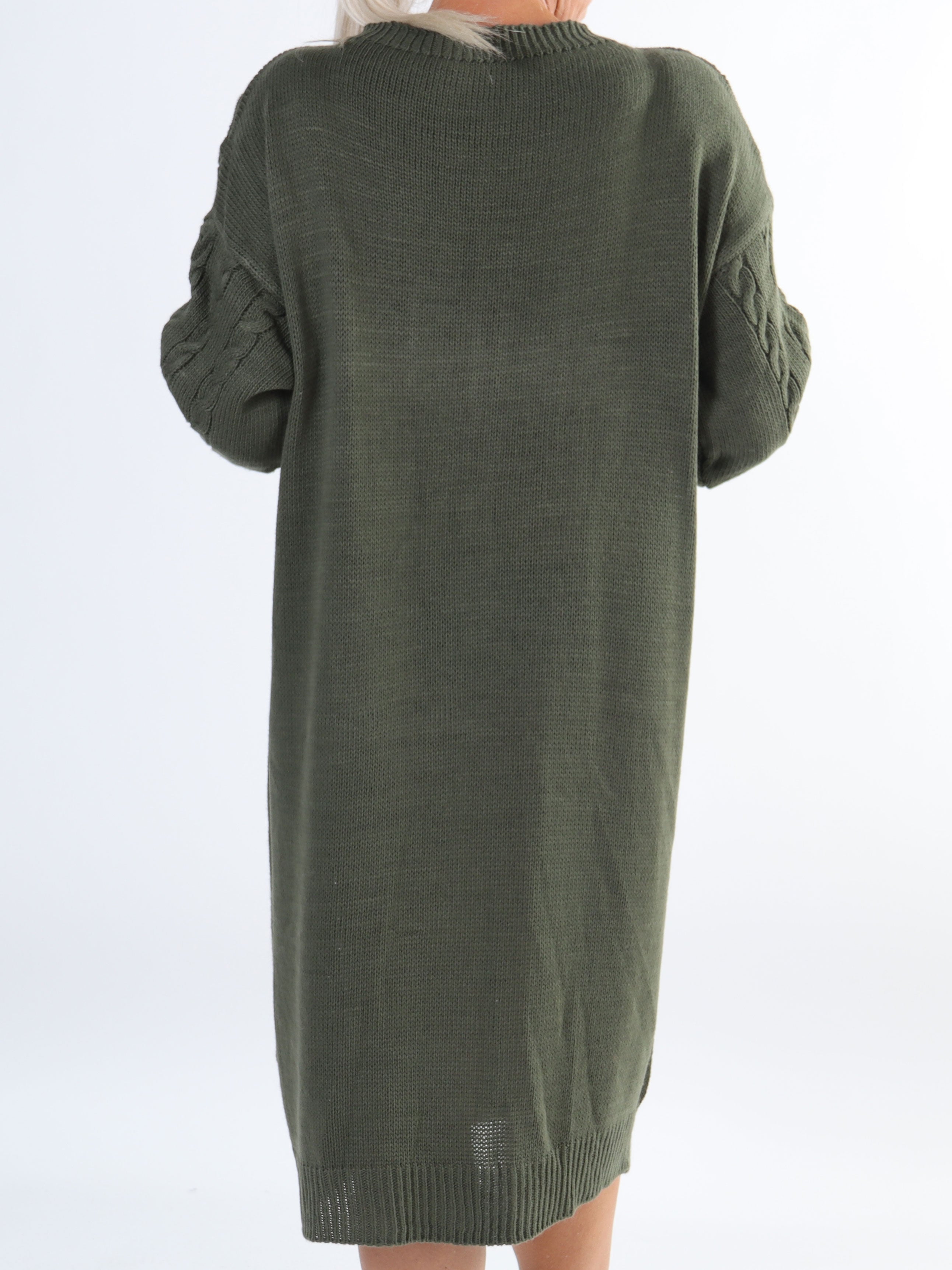 Karolina - Lång plus size klänning med kabelstickning